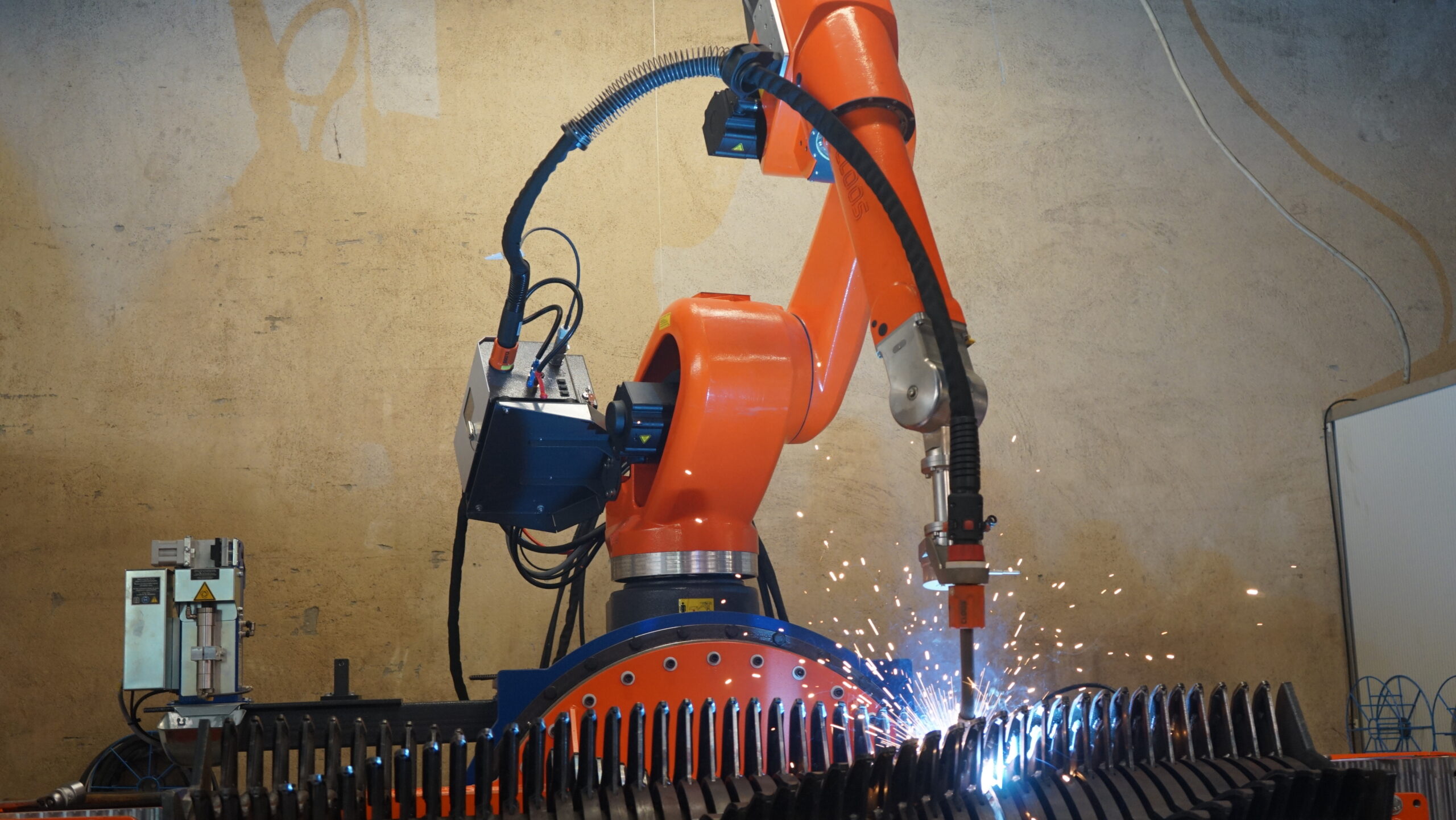Industrieller Schweißroboter beim automatisierten Schweißprozess mit Funkenflug